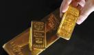 ARCHIV - Eine Hand hält einen Goldbarren mit 500 Gramm, darunter liegen Goldbarren mit einem Gewicht von 1000 Gramm und zwölf Kilo, aufgenommen bei einem Goldhändler am 14.11.2008 in München (Oberbayern). Der Goldpreis hat seine Rekordjagd am Donnerstag (12.11.2009) fortgesetzt. Eine Feinunze (31,1 Gramm) des Edelmetalls kostete am Morgen bis zu 1121,75 US-Dollar und damit so viel wie noch nie. Der alte Rekord vom Mittwoch wurde damit leicht übertroffen. Seit Jahresbeginn hat sich Gold um knapp 30 Prozent verteuert. Hauptgrund für den Höhenflug ist laut Experten die Dollarschwäche. Foto: Peter Kneffel dpa +++(c) dpa - Bildfunk+++ Foto: dpa