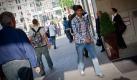 Der spanische Fussballspieler Raul Gonzalez Blanco geht am Dienstag (27.07.10) in Duesseldorf in Richtung des Haupteingangs des Hotels Breidenbacher Hof. Raul soll ein unterschriftsreifer Vertrag ueber zwei Jahre vom Fussball-Bundesligisten FC Schalke 04 vorliegen. Foto: ddp