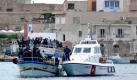 Die italienische Küstenwache nimmt vor Lampedusa ein Flüchtlingsboot in Empfang. Die nur 20 Quadratkilometer große Insel ist dem Flüchtlingsansturm kaum gewachsen. Das Flüchtlingslager ... Foto: dpa