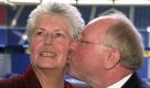 Uwe Seeler mit seiner Frau Ilka. Über sie sagte er einmal: «Ich entscheide die großen Dinge und meine Frau die Kleinen. Welche Dinge groß und welche klein sind, entscheidet meine Frau.» Foto: dapd