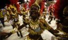 Ein Tänzerin zeigt dem Kameramann beim Karneval in Rio, wie man das mit dem Hüftschwung richtig macht. Foto: ap