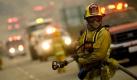 Fire crews work to contain a wildfire that broke out overnight in Sylmar California, USA, 15 November 2008. The blaze started last night and has burned over 165 homes. EPA/MICHAL CZERWONKA +++(c) dpa - Bildfunk+++ Foto: dpa