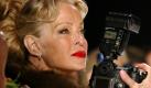Actress Farrah Fawetts holds a camea while she watches the Fall showing of Zang Toi during Olympus Fall Fashion week in New York Friday February 13 2004. 
 Foto: dpa