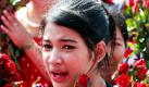 Eine junge Frau, Mitglied bei der Vereinten Front für Demokratie und gegen Diktatur (UDD), auch Rothemden genannt, betet während einer Demonstration vor einem Gefängnis im thailändischen Bangkok. Etwa eintausend UDD-Mitglieder nahmen an der Kundgebung teil und legten Rosen vor Gefängnisse im ganzen Land nieder. Damit machten sie auf ihre Anführer und Kollegen aufmerksam, die während der gewaltsamen Proteste gegen die Regierung im Mai inhaftiert wurden und forderten deren Freilassung. Foto: ap
