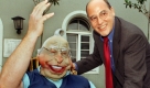 Und noch ein Ziel ist nach der Wahl 1998 erreicht:Helmut Kohl (CDU), den Gysi hier bei einem Wahlkampftermin in Oggersheim symbolisch in den Schaukelstuhl setzt, ist nicht mehr Bundeskanzler. Foto: dpa