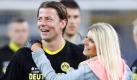 ... die nur Torhüter Roman Weidenfeller trägt. Seine perfekt gebräunte und blondierte Freundin Lisa geht ebenfalls als Prototyp einer Spielerfrau durch. Foto: dpa