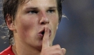 Andrej Arshawin gibt dem FC Arsenal ein neues Gesicht. Der Russe kam im Januar diesen Jahres von St. Petersburg. Doch reicht die Qualität der Mannschaft für den großen Wurf? In der Premier League läuft es nicht so recht. Arsenal muss leise Töne anstimmen. Foto: dpa
