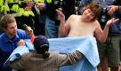APTOPIX Topless Protest
Text: 	

University of Maine at Farmington student Andrea Simoneau shrugs her shoulders as Elaine Graham holds a blanket to prevent Simoneau from showing her breasts during a topless protest Friday, April 30, 2010, in Farmington, Maine. The demonstration called attention to the double-standard that it's acceptable for men, but not women, to go bare chested. When it comes to state law, though, there's no discrimination. It's perfectly legal for women to go topless in public. (AP Photo/Robert F. Bukaty)
Schlagworte: 	APTOPIX/Topless/Protest


 Foto: ap
