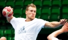 Der Deutsche Lars Kaufmann wirft den Ball beim Training im Gerry Weber Stadion in Halle/Westfalen.  Foto: dpa