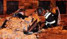 Ein Feuerwehrmann untersucht ein zerstörtes Auto nach einer Explosion in einer Wohnung in der ungarischen Hauptstadt Budapest. Mehrere Autos und Fensterscheiben der angrenzenden Häuser wurden zerstört, mehrere Menschen wurden verletzt. Der wahrscheinliche Grund für die Explosion ist ein defekter Gaskanister. Foto: ap