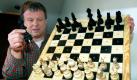 Der seh- und hörbehinderte Rolf Gurski zeigt am Montag (04.01.1999) eines seiner selbstgebauten Schachspiele für Blinde. Die Felder sind verschieden hoch, die Figuren fühlen sich je nach Farbe glatt oder rauh an und stecken mit Holzstiften im Brett. dpa (zu lnw-KORR 'Brettspiele für Blinde.' am 05.01.1999) COLOR  Foto: dpa