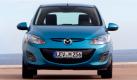 Bei der Neugestaltung der Front des Mazda 2 1.3 MZR haben die Designer darauf geachtet, mehr Schärfe ins Profil zu bringen. Der Lufteinlass lässt den Kleinwagen vorn breiter wirken. Foto: pi