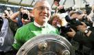 Fußball Bundesliga 34. Spieltag: VfL Wolfsburg - Werder Bremen am Samstag (23.05.2009) in der Volkswagen-Arena in Wolfsburg. Der Wolfsburger Trainer Felix Magath läuft mit der Meisterschale, umringt von Fotografen, über den Platz. Wolfsburg gewann die Partie mit 5:1 und wurde Deutscher Meister der Saison 2008-09.
 Foto: dpa