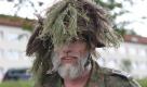 Ein deutscher Soldat mit Tarnung am Helm, aufgenommen am Donnerstag (23.06.11) in der Pionierkaserne in Gera beim trinationalen Wettkampf Patrouille Hlidka Euregio Egrensis (PHEE). Soldaten der Bundeswehr, der tschechischen Armee und der Streitkraefte der Vereinigten Staaten trafen sich am Donnerstag zu dem militaerischen Wettkampf. Die Teilnehmer muessen ueber alle Sprachgrenzen hinweg in verschieden Disziplinen gemeinsam handeln. Foto: Sebastian Willnow/dapd Foto: dapd