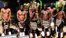 Traditionell gekleidete Tänzer erwarten die Ankunft des simbawischen Staatspräsidenten Robert Mugabe zur Parlamentseröffnung in Harare. Foto: ap