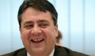 Der Parteivorsitzende Sigmar Gabriel unterhält sich am Montag (01.03.2010) in Berlin lachend zu Beginn des Parteipräsidiums. Das Gremum beriet auf seiner Sitzung unter anderem über die Kopfpauschale für dei Gesundheitsreform. Foto: Tim Brakemeier dpa/lbn +++(c) dpa - Bildfunk+++ Foto: dpa