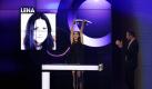 Lena sahnt ab, Laudator Kai Pflaume applaudiert. Foto: ddp
