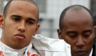 Lewis Hamilton (l) wird von seinem Vater Anthony durch das Fahrerlager begleitet. Foto: dpa