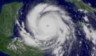 Handout satellite image captured and released 20 August 2007 at 16:45 GMT by the National Oceanic & Atmospheric Administration (NOAA) of Hurricane Dean as it moves towards the Yucatan Penninsula (L) in the Caribbean Ocean. Hurricane Dean is the first Atlantic hurricane of the season and is currently a category 4 storm on the Saffir-Simpson scale with winds of 150 mph and is forecast to become a category 5 storm within hours.
 Foto: dpa