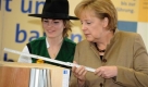 Bundeskanzlerin Angela Merkel, rechts, und die Zimmermanns-Auszubildende Anja Aicher posieren nach dem Spitzengespräch der Deutschen Wirtschaft 2009 am Freitag, 13. März 2009, in München fuer die Medien. Foto: ap