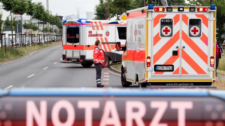 Ein zwölfjähriges Mädchen aus Nordrhein-Westfalen erlitt eine Vielzahl von Knochenbrüchen, als sie am Montagabend durch eine Dachabdeckung abstürzte.