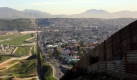 Die beiden Städte San Diego/USA (links) und Tijuna/Mexiko (rechts) werden durch ein hohe Grenzanlagen geteilt (Aufnahme vom 18.01.2005). Insgesamt erstreckt sich die Grenze zwischen den beiden Nachbarländern auf über 3.000 Kilometer. Jährlich versuchen tausende Mexikaner illegal in die USA zu gelangen. Am Donnerstag und Freitag beraten die Präsidenten aus Nordamerika, George Bush (USA), Stephen Harper, (Kanada) und Vicente Fox (Mexiko) im mexikanischen Badeort Cancún darüber, ob und wie die Staaten die Kontrolle über die Migrantenströme gewinnen können. Foto: dpa