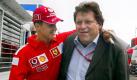 Ende des Jahres dann die große Überraschung: Schumi kommt doch zurück! Allerdings wechselt er die Farben. Schumi tauscht Ferrari-Rot gegen Mercedes-Silber. Zusammen mit Nico Rosberg soll er den Mythos Silberpfeile befeuern. Foto: dpa