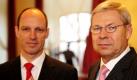 Paul Scholz (r.), der scheidende Chef des Landeskriminalamtes Sachsen, steht im Blockhaus in Dresden neben seinem Nachfolger Jörg Michaelis. Paul Scholz wird mit einer Feierstunde in den Ruhestand verabschiedet. Foto: dapd