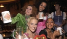 Auch die No Angles schauten beim größten Volksfest der Welt vorbei. Während 
Lucy und Sandy kurze Lederhosen mit bunter Stickerei trugen, erschien Bandkollegin Nadja mit einem pinkfarbenen Dirndl mit Pailletten. Nur Kollegin Jessica mag es anscheinend klassischer. Sie truf ein Dirndl in olivgrün. Foto: dpa