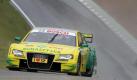 Martin Tomczyk dürfte seine Führung in der Deutschen Tourenwagen-Meisterschaft (DZM) nach nur zwei Wochen wieder verlieren. Der Audi-Pilot aus Rosenheim kam im Qualifying zum achten Saisonrennen am Sonntag in Oschersleben nicht über den enttäuschenden 14. Startplatz hinaus. Dagegen raste Tomczyks großer Rivale Bruno Spengler in seinem Mercedes auf Rang zwei. Auf dem ersten Startplatz steht überraschend Miguel Molina im Audi.  Foto: dpa