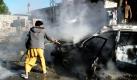 Eine Person versucht ein Feuer in einem Auto in Pakistan zu löschen. Ein Selbstmordattentäter hat ein Auto nahe einer Mosche explodieren lassen. Bei dem Anschlag sind mindestens zehn Menschen ums Leben gekommen. Foto: ap