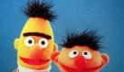 Die Puppen Ernie und Bert teilen sich Tisch und Bett. Foto: dpa
