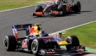 Sebastian Vettel (vorn) führt das Rennen zwischenzeitlich vor Lewis Hamilton an. Hier ist es noch knapp, später fährt Vettel trotz langem Boxenstopp einen großzügigen Vorsprung heraus. Foto: dpa