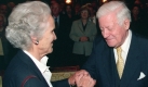 Alt-Bundeskanzler Helmut Schmidt gratuliert am Mittwoch (29.09.1999) Marion Gräfin Dönhoff nach ihrer Ernennung zur Hamburger Ehrenbürgerin. Die 89-jährige 'Zeit'-Herausgeberin erhält diese Auszeichnung für ihre Verdienste um Völkerverständigung und um den deutschen Journalismus.
 Foto: dpa