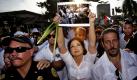 Popsängerin Gloria Estefan hält ein Foto in die Höhe, auf denen die Ladies in White zu sehen sind, eine Gruppe von Frauen, deren Söhne und Ehemänner 2003 von der kubanischen Regierung verhaftet wurden. Mit dem Protestmarsch durch Miami wollen Estefan und die übrigen Demonstranten die 75 politischen Gefangenen unterstützen. Foto: ap