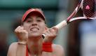 Angelique Kerber steht nach dem Sieg über Petra Martic im Viertelfinale der French Open. Foto: Christophe Karaba Foto: dpa