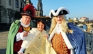 Auf der Brühlschen Terrasse in Dresden übergeben August der Starke und Hofnarr Frölich den sogenannten Riesenstollenerlass samt Rezept an das Dresdner Stollenmädchen Christine Herrmann. Am 5. Dezember 2009 findet in der sächsischen Landeshauptstadt das 16. Dresdner Stollenfest statt. Foto: dpa