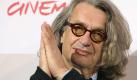 Wim Wenders ist einer der weltweit bekanntesten deutschen Regisseure. Er zeigt auf der Berlinale erstmals seinen 3D-Dokumentarfilm Pina. Wenders Hommage an die 2009 verstorbene Tanz-Choreographin Pina Bausch dürfte ein Highlight des Festivals werden. Foto: dpa