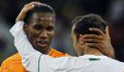 Er kam in der 66. Minute ins Spiel und vergab eine Großchance. Didier Drogba, Star der Elfenbeinküste, blieb genauso harmlos wie es dieses Bild mit dem Portugiesen Roberto Carvalho vermittelt. Foto: ap