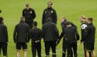 Und auch Kloppos Jungs machen sich warm. Mit einer kleinen Ansprache beginnt Jürgen Klopp das Training in London. (Foto)
