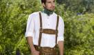 Zur klassischen Tracht gehören auch die Hosenträger sowie der Latz, der reich bestickt ist. Heute sind beide Accessoires kein zwingendes Muss mehr, sehen aber zünftig aus. Foto: Angermaier