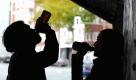 ARCHIV: Jugendliche trinken in einer gestellten Szene unter einer Bruecke aus Bierflaschen (Foto vom 03.06.10). Das Statistische Bundesamt veroeffentlicht am Donnerstag (27.01.11) die Zahlen zum Absatz von Bier im Jahr 2010. Foto: Michael Gottschalk/ddp/dapd Foto: dapd