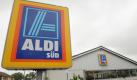Ein Logo des Discounters Aldi Süd prangt am Montag (16.08.2010) vor der Einfahrt einer Filiale in Frankfurt am Main. Europas größter Versicherungskonzern Allianz will Immobilien des Discounters Aldi Süd kaufen. Foto: Arne Dedert dpa/lhe/lby/lnw +++(c) dpa - Bildfunk+++
 Foto: dpa