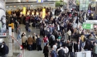 ARCHIV -  Fluggaeste stehen am 3. Maerz 2006 vor den Abfertigungsschaltern im Flughafen in Frankfurt am Main. Der Flughafenbetreiber Fraport  gibt am Dienstag 13. Oktober 2009  Verkehrszahlen bekannt.    (AP Photo/Michael Probst, Archiv)  --  FILE -  In this March 3, 2006 file photo passengers queue at the airport in Frankfurt, central Germany.   (AP Photo/Michael Probst, File) Foto: ap