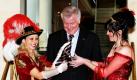 Der bayerische Ministerpräsident Horst Seehofer lässt seine Krawatte von der  Prinzessin und der Gardemajorin der Gaudianer des Faschingsvereins Ruhstorf in München abschneiden. Foto: dpa