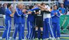 Fussball, DFB-Pokal, Finale, MSV Duisburg - FC Schalke 04, Samstag (21.05.11), Olympiastadion, Berlin: Schalkes Torwart Manuel Neuer jubelt nach einem Treffer mit den Teambetreuern vor der Auswechselbank. Foto: Roberto Pfeil/dapd Foto: dapd