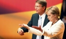 Bundeskanzlerin Angela Merkel und CDU-Generalsekretär Ronald Pofalla nach der Rede der Kanzlerin zum Wahlkampfabschluss ihrer Partei:Merkel weiß, dass sie bei dieser Wahl jede Stimme braucht, die sie kriegen kann - wenn es denn diesmal klappen soll, mit Schwarz-Gelb. Nach den jüngsten Umfragen ist die Mehrheit des bürgerlichen Lagers dahin. Foto: dpa