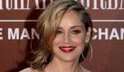 Hollywood-Star Sharon Stone (53) sucht einen Käufer für ihre Luxus-Villa im Nobelort Beverly Hills. Die Basic Instinct-Darstellerin biete das hinter einer Mauer versteckte Anwesen für knapp neun Millionen Dollar an, berichtete die Los Angeles Times. Das Haus im mediterranen Stil, Baujahr 1991, hat sieben Schlafzimmer und ebenso viele Badezimmer. Auf dem weitläufigen Grundstück gibt es Tennisplätze, Swimming Pools und einen Garten mit Wasserfällen und kleinen Brücken. Zwischenzeitlich habe sie das Haus für eine Monatsmiete von 35 000 Dollar vermietet, berichtete die Zeitung. Foto: dpa
