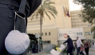 Ein Sicherheitsbeamter steht vor einem Krankenhaus in Valencia, in das ein Mann mit Verdacht auf Schweinegrippe eingeliefert wurde. Foto: dpa