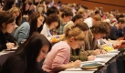 Die Friedrich-Schiller-Universität Jena verzeichnet nach eigenen Angaben so viele Studenten wie noch nie. Mit 21.275 Haupt- und Nebenhörern gebe es im Wintersemester erstmals mehr als 21.000 Studenten. Foto: ddp